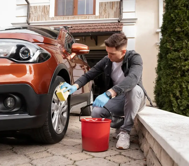 Lavage auto à domicile Vieux-Ferrette : professionnel intervenant sur un véhicule